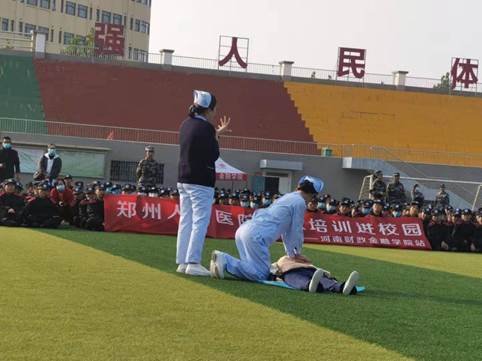 老师以模型实操形式,讲解关于心肺复苏术