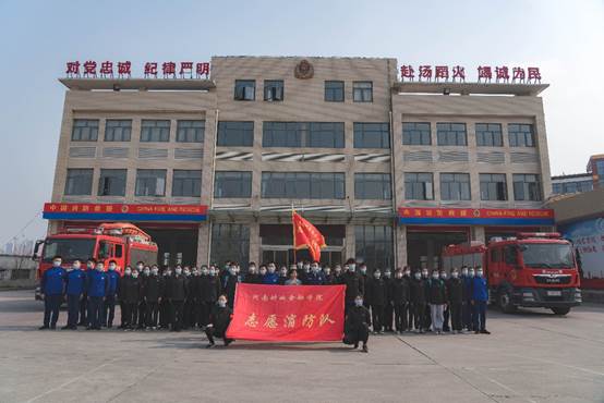 大学生志愿消防队与消防员合影