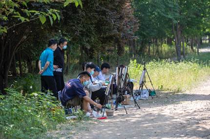 艺术设计学院疫情防控值班人员查看校园写生情况