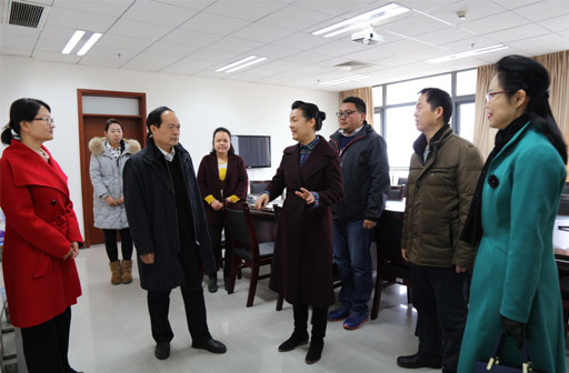 党委书记李德平(左三)带领校领导班子成员,深入象湖校区各单位看望慰问教职工
