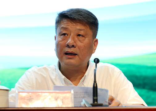 比赛组委会秘书长、省教育厅体卫艺处副处长高翔主持开赛式