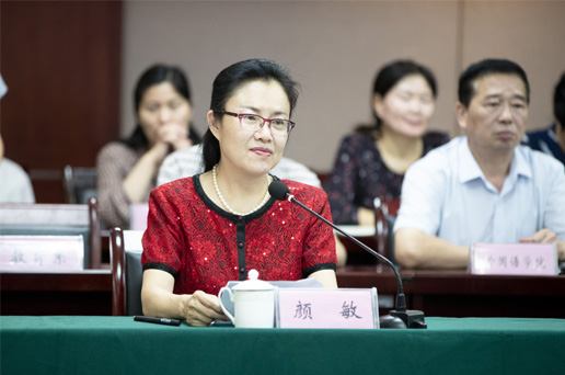 副校长颜敏主持签约仪式