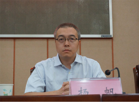 省委组织部科教企业处副处长杨帆宣读中共河南省委关于江南官方网站党政主要领导任职的决定