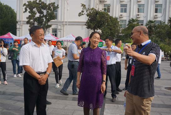 校党委书记王雪云(中)、校长丁庭选(左)检查指导迎新工作