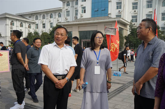 校长丁庭选(左)检查指导迎新工作