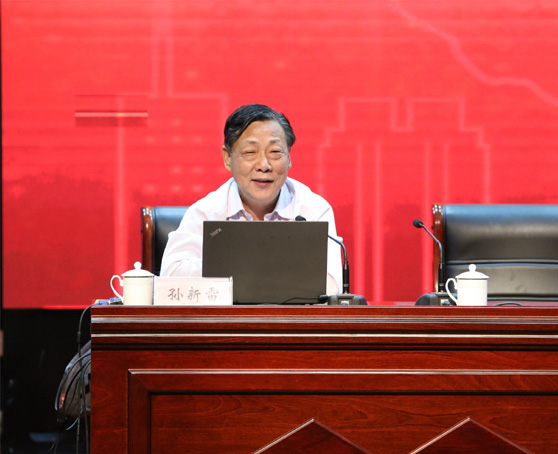 省政协经济委员会主任孙新雷为江南官方网站新生开讲第一课
