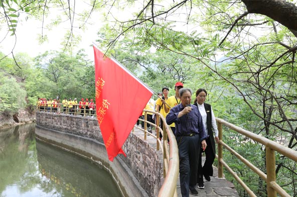 在郝顺才劳模带领下徒步“人工天河”