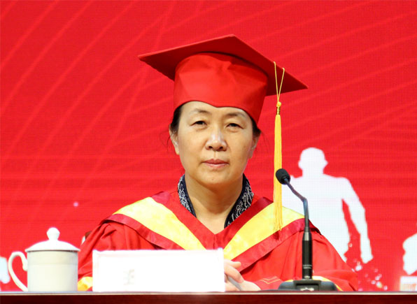 校党委书记王雪云出席毕业典礼