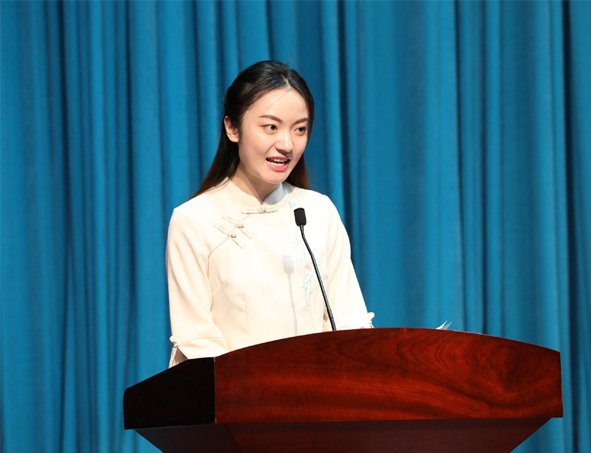 毕业生代表朱宇晨发言