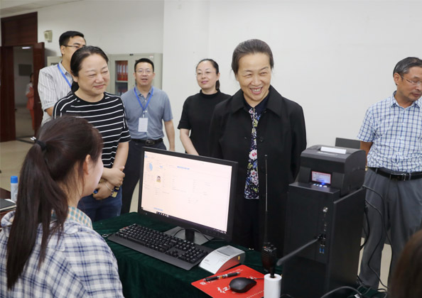 校党委书记王雪云详细了解新生报到情况、慰问志愿者