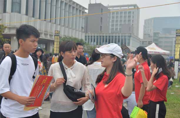 志愿者热情提供咨询服务
