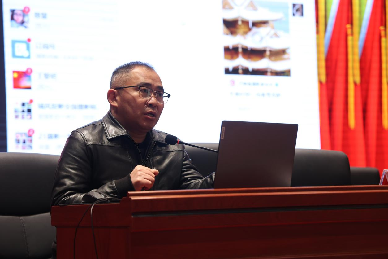 艺术设计学院副院长、河南摄协理事郭浩在《摄影公益大讲堂》上做讲座